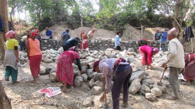 पर्खाल निर्माण गर्दै स्थानीय बासिन्दा